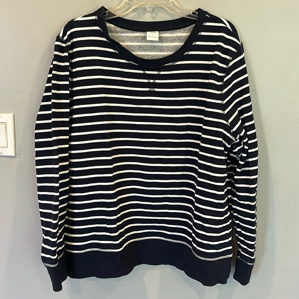 Amazon Essentials women’s sweatshirt size XL in blue and white stripe